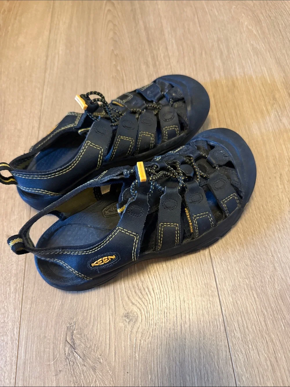 Keen Newport H2 youth Black and Yellow Water Shoes size 6